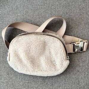 Lululemon Everywhere Belt Bag in Sherpa 1L
